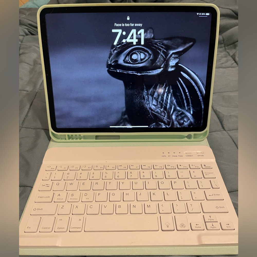 3rd Gen iPad Pro 11” WiFi/Cellular w keyboard case & mouse